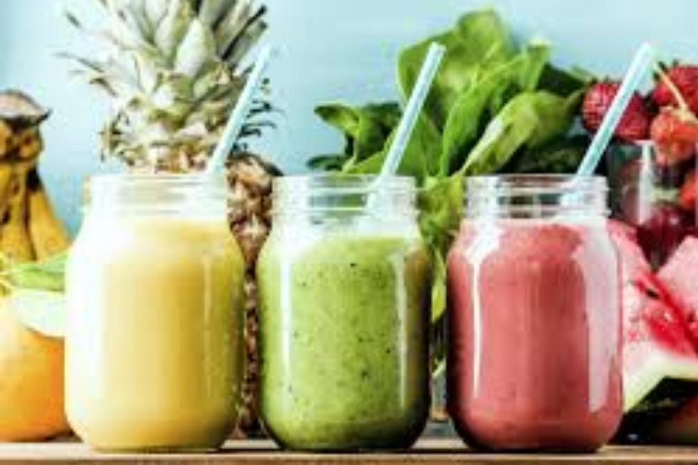 اسموتی یا آبمیوه؛ کدام سالم‌تر است؟
