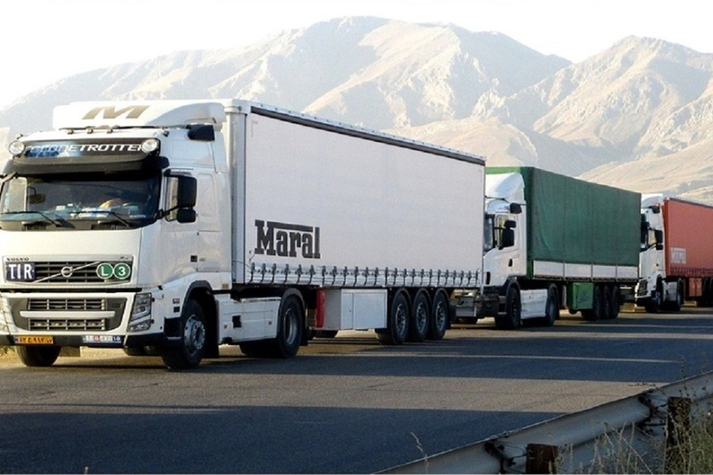 کامیون‌ها از پایانه آستارا وارد خاک جمهوری آذربایجان می‌شوند