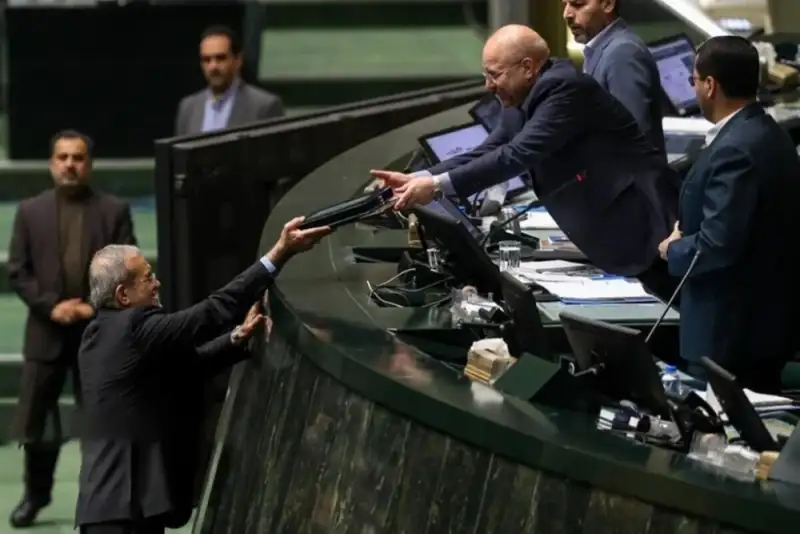 تلاش دولت برای مدیریت اقتصاد در شرایط محدودیت منابع