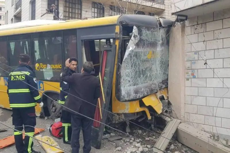 برخورد اتوبوس شهری با مانع در اتوبان ستاری