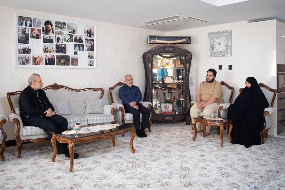 لاريجاني يلتقي بأسرتي الشهيدين حاجي زاده وباقري