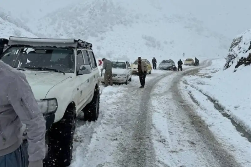 ترافیک سنگین در آزادراه قزوین–کرج همزمان با بارش برف در 15 استان