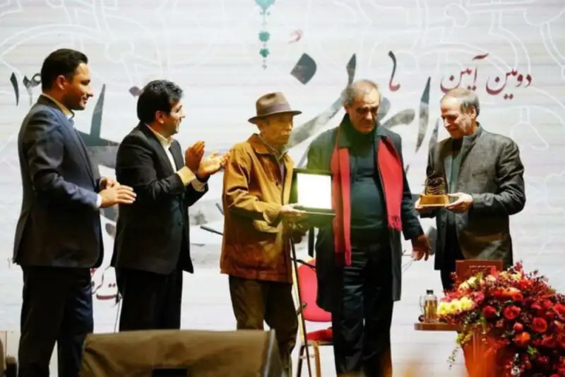 نشان «اصالت ایرانی» به علی نصیریان  اعطا شد