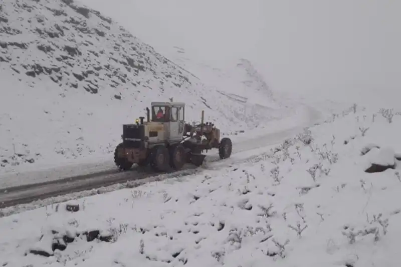 برف راه ارتباطی 60 روستای الیگودرز را بست