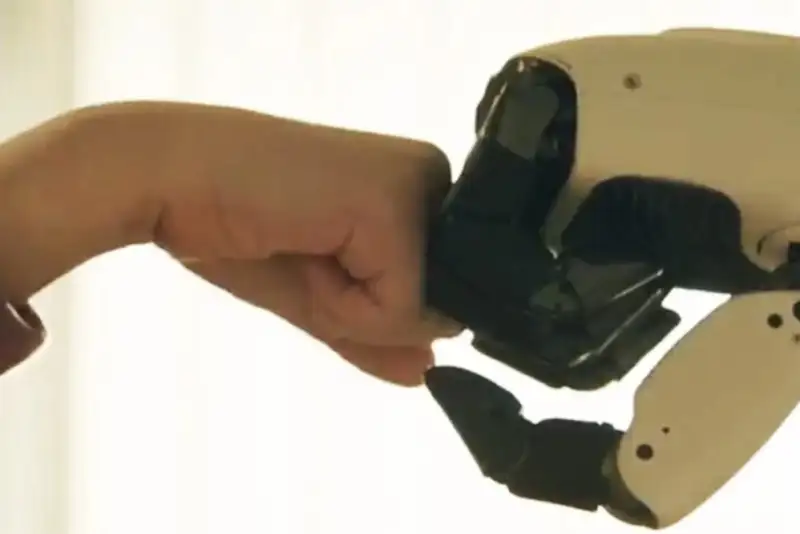 روبات عاطفی و خانه‌دار ال‌جی که دو دست دارد