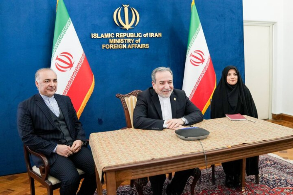 وزير الخارجية الايراني يؤكد على موقف إيران الرافض لأي عمل يهدد سيادة فنزويلا