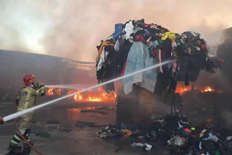 جزئیات آتش‌سوزی انبار لباس در روستای عشق‌آباد ورامین+فیلم