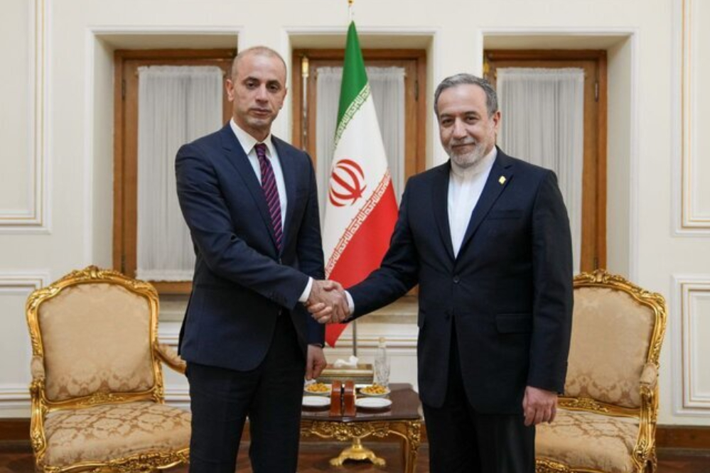 שגריר לבנון החדש בטהרן מעביר עותק של כתב האמנה שלו למר עראקצ'י