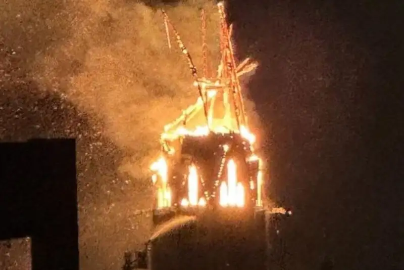 آتش به جان کلیسای تاریخی آمستردام افتاد