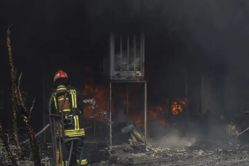 65 نفر با کمک آتش‌نشانان از آتش یک مجتمع مسکونی کرج نجات یافتند