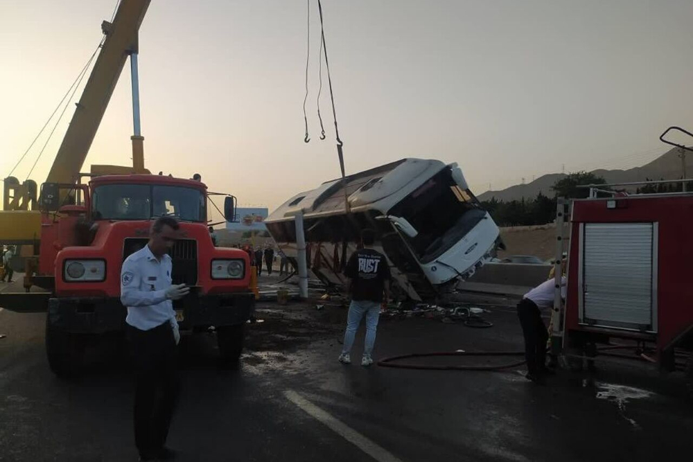مجروح شدن 38 دانش آموز در تصادف اتوبوس در اتوبان ارتش