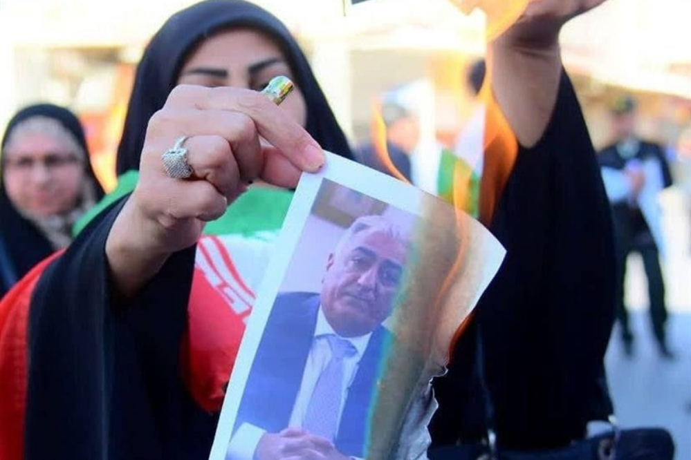 عکس رضا پهلوی در میدان انقلاب به آتش کشیده شد