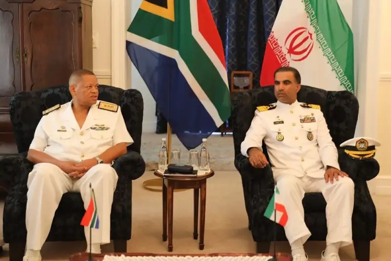 فرمانده ناوگروه 103 نداجا با فرمانده نیروی دریایی آفریقای جنوبی دیدار کرد