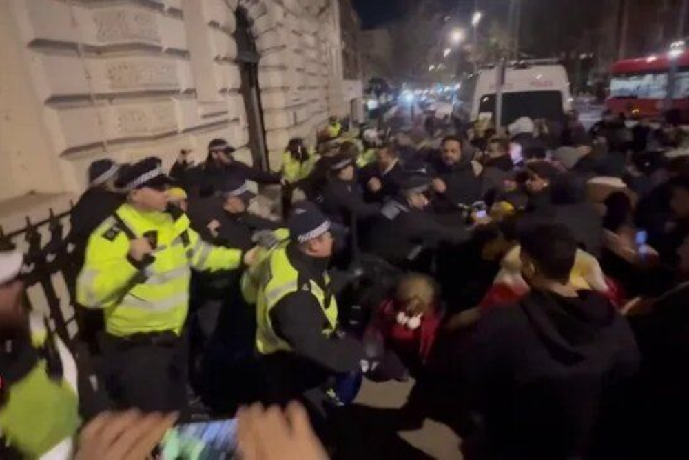 بازداشت عناصر خشونت‌طلب مقابل سفارت ایران در لندن