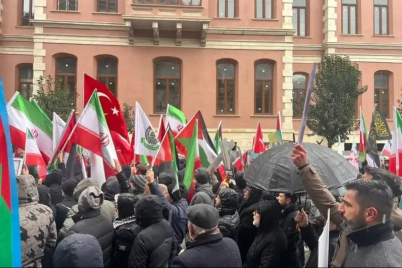 تجمعی مقابل کنسولگری ایران در استانبول برگزار شد