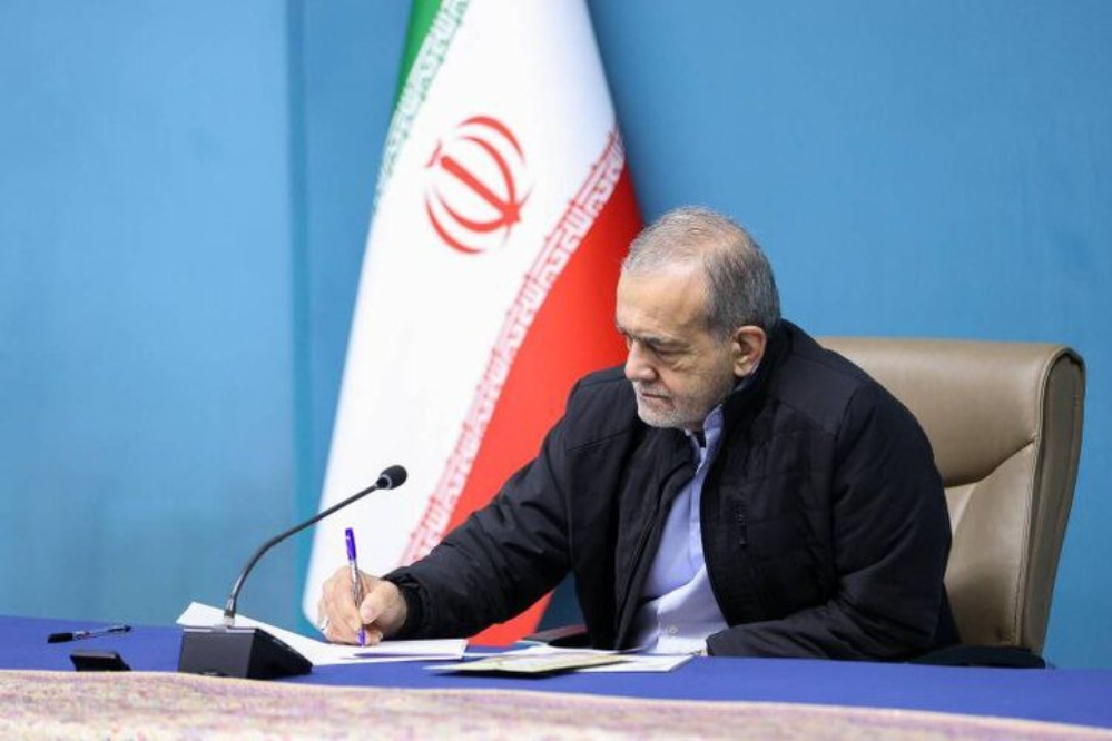 پزشکیان: تعرض به رهبری معظم، به‌منزله جنگ تمام عیار با ملت ایران است