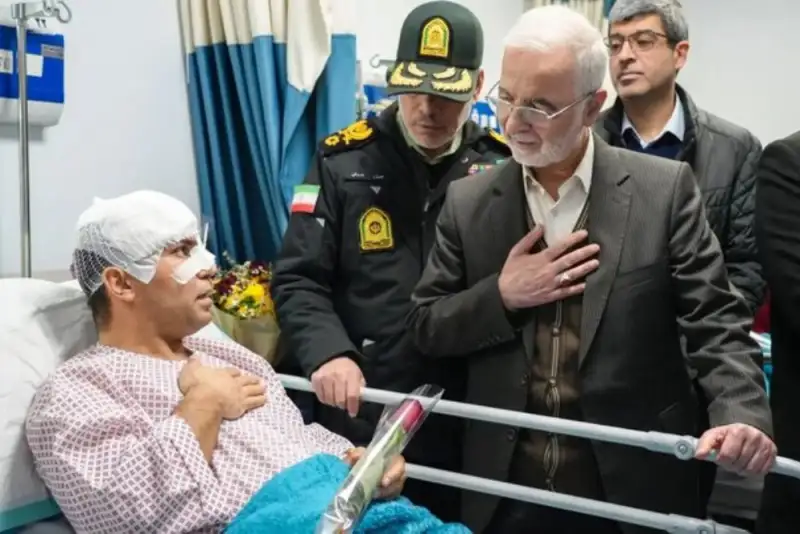 عیادت وزیر کشور از مجروحان حوادث تروریستی آمریکایی-صهیونیستی