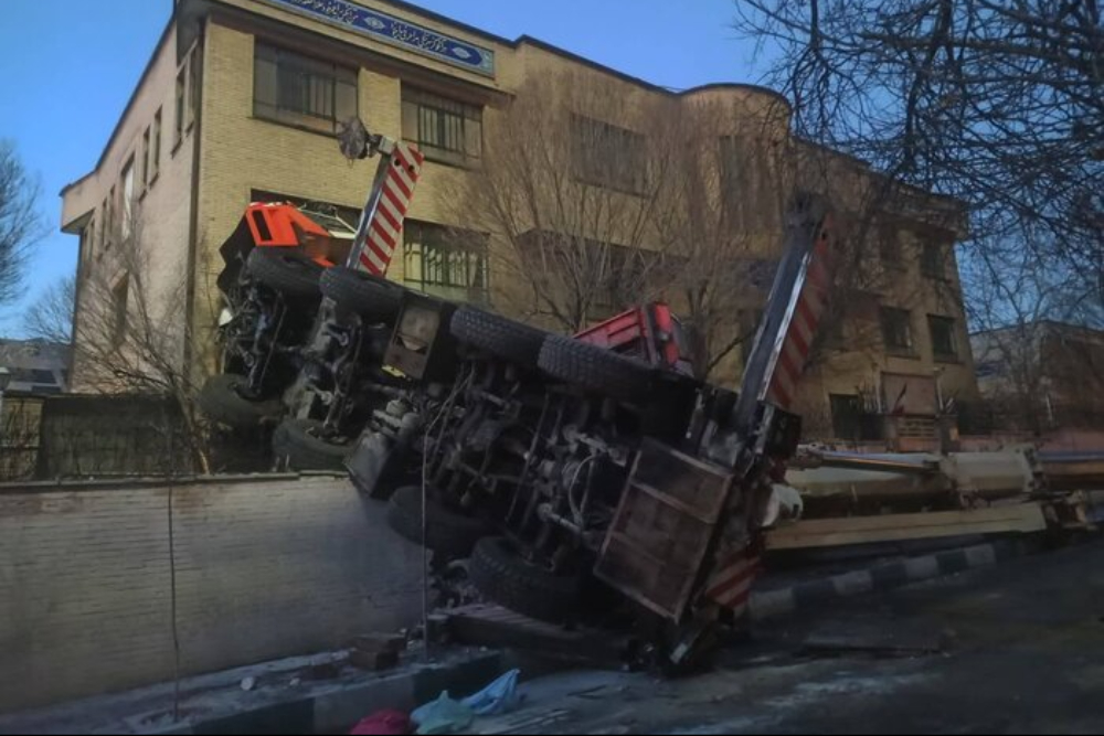 جرثقیل 110 تنی در پروژه ساختمانی تهران سقوط کرد