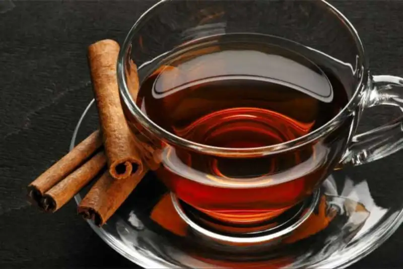 آیا نوشیدن چای داغ صبحگاهی معده را تمیز می‌کند؟