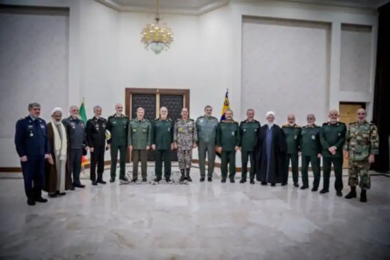 پاکپور: اتحاد ارتش و سپاه، سد مستحکم مقابل فتنه ها/حاتمی: وحدت نیروهای مسلح ضامن امنیت ملی