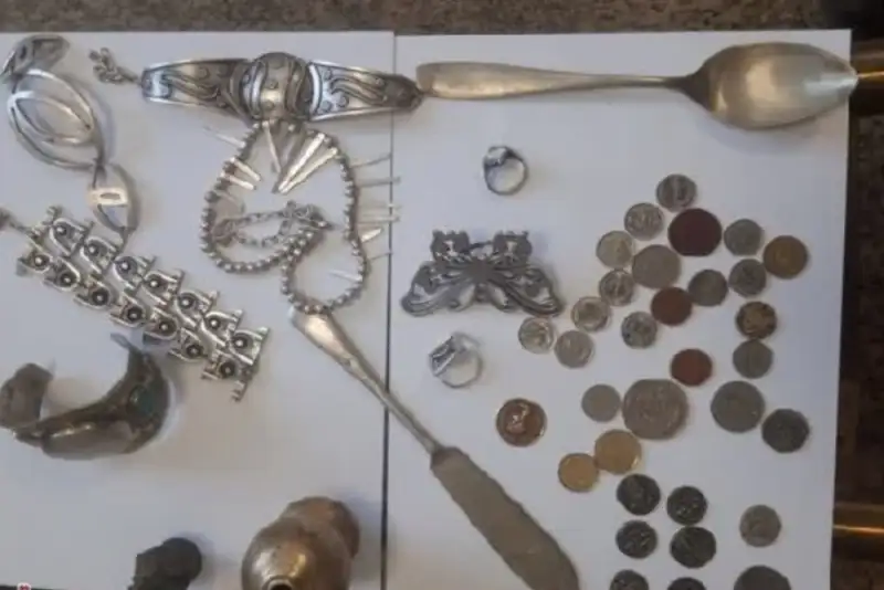 کشف 45 قطعه شیء فلزی عتیقه و سکه از منزل سارق حرفه‌ای