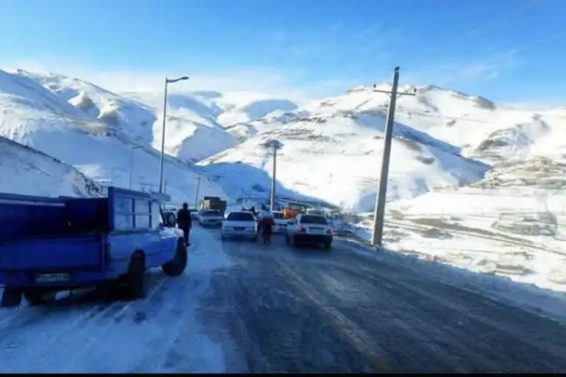 انسداد محور اسالم به خلخال به‌دلیل برف و کولاک شدید