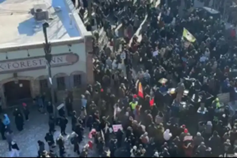 اعتراضات گسترده مردمی در مینیاپولیس پس از تیراندازی مرگبار مأموران فدرال