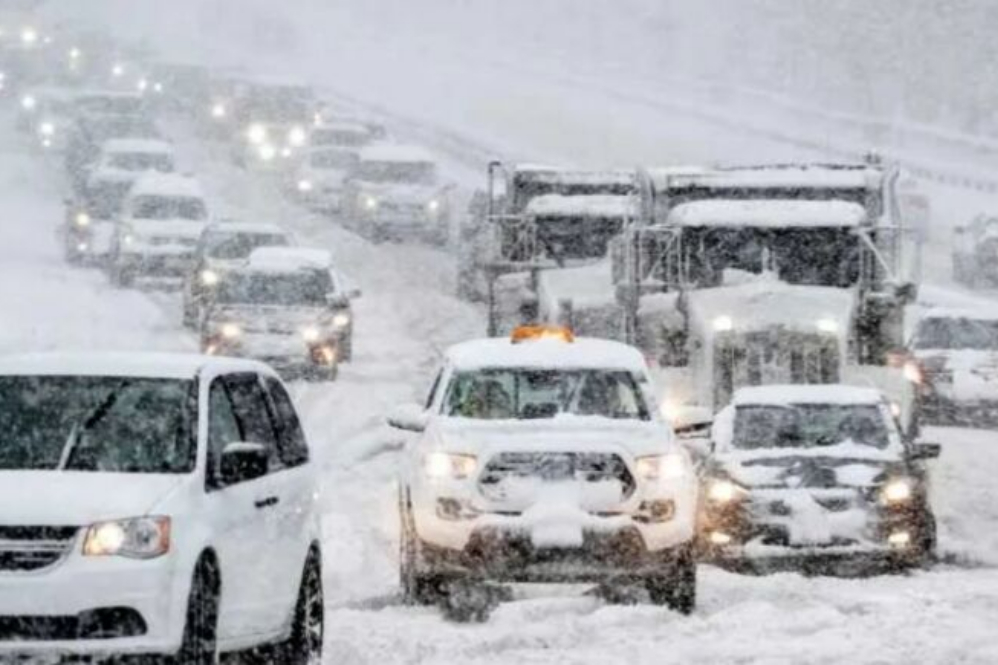 ترامپ در پی طوفان زمستانی در 10 ایالت آمریکا وضعیت اضطراری اعلام کرد