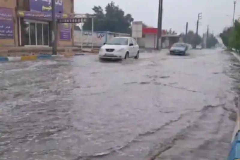 آبگرفتگی خیابان‌های آبادان به دنبال بارندگی