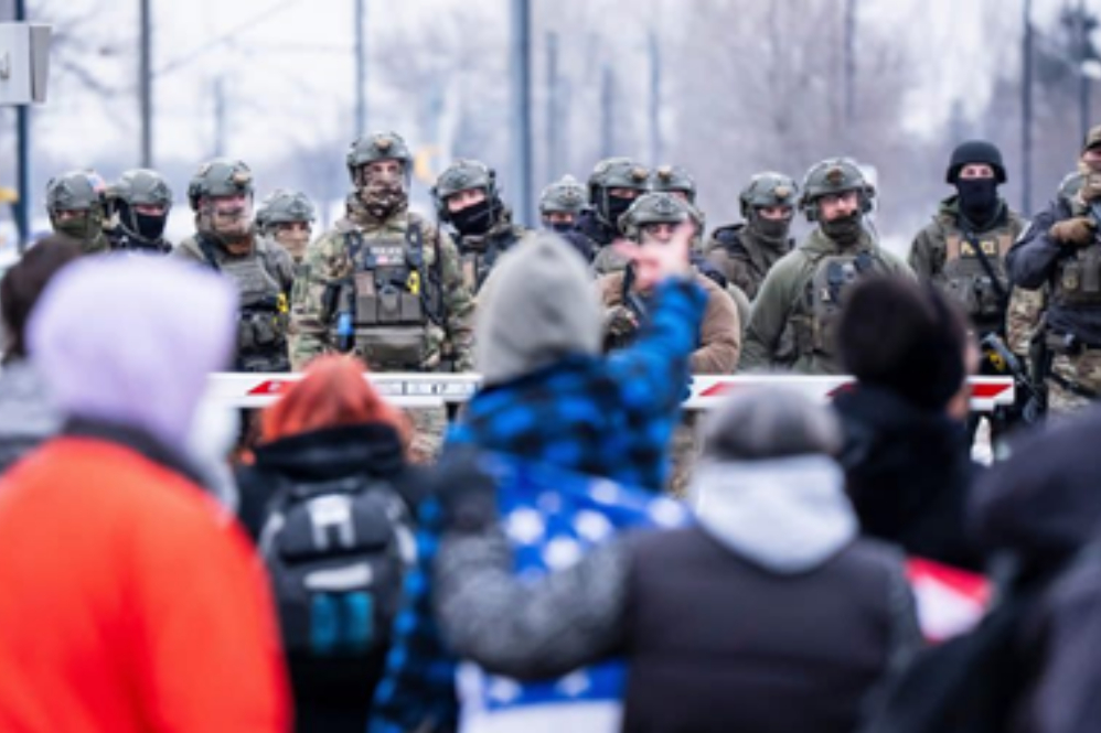 美国旧金山：烛光悼念明尼阿波利斯移民执法枪击事件死者  美国23个州宣布进入紧急状态