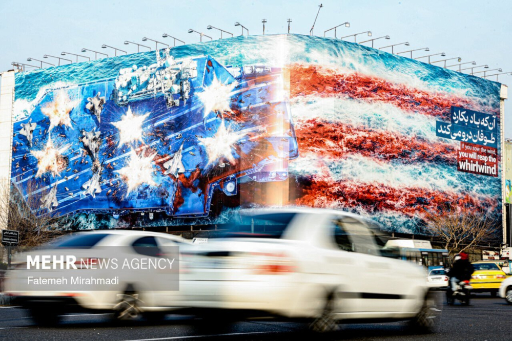 中新网：伊朗竖起巨幅炸沉美军航母宣传画，警告勿强加战争