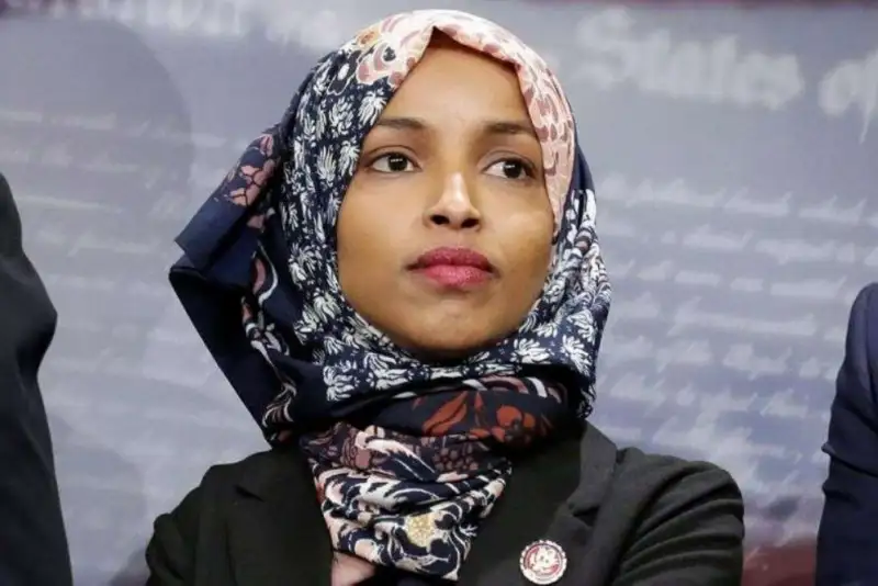 نگرانی‌ها از خشونت در مینیاپولیس؛ «ایلهان عمر» در یک نشست عمومی هدف قرار گرفت