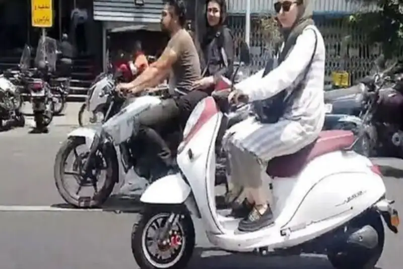 معاون وزیر دادگستری: ممنوعیت قانونی برای موتورسواری بانوان نداریم