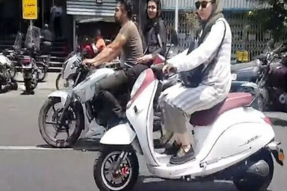 معاون وزیر دادگستری: ممنوعیت قانونی برای موتورسواری بانوان نداریم