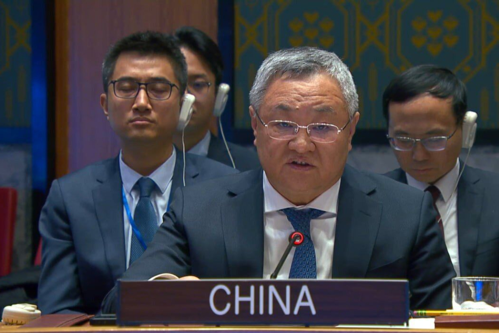 سفير الصين بالامم المتحدة يحذر من أي مغامرة أمريكية ضد إيران