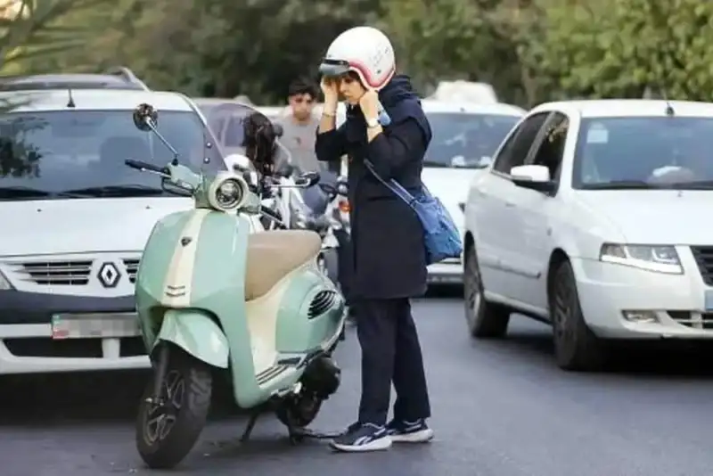 زنان ایرانی گواهینامه موتور می‌گیرند