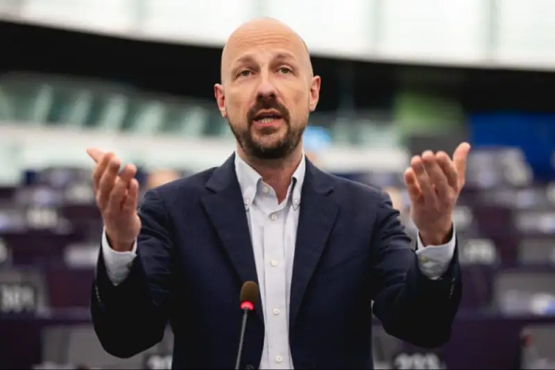 انتقاد صریح یک مقام اروپایی از تهدید نظامی آمریکا علیه ایران