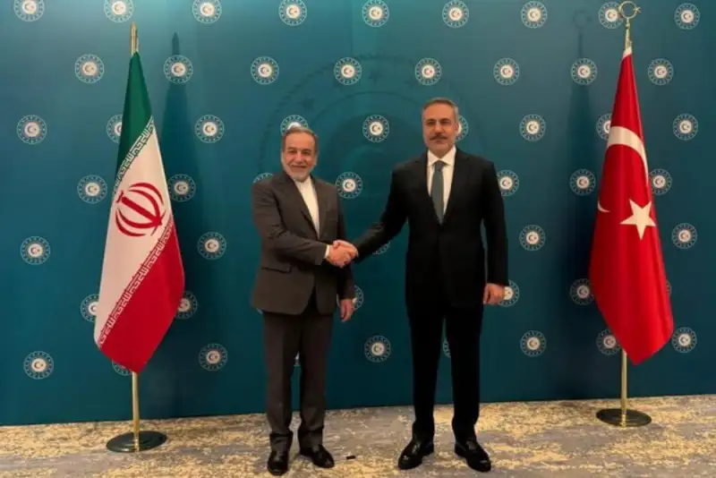 دیدار عراقچی و وزیر امور خارجه ترکیه در استانبول