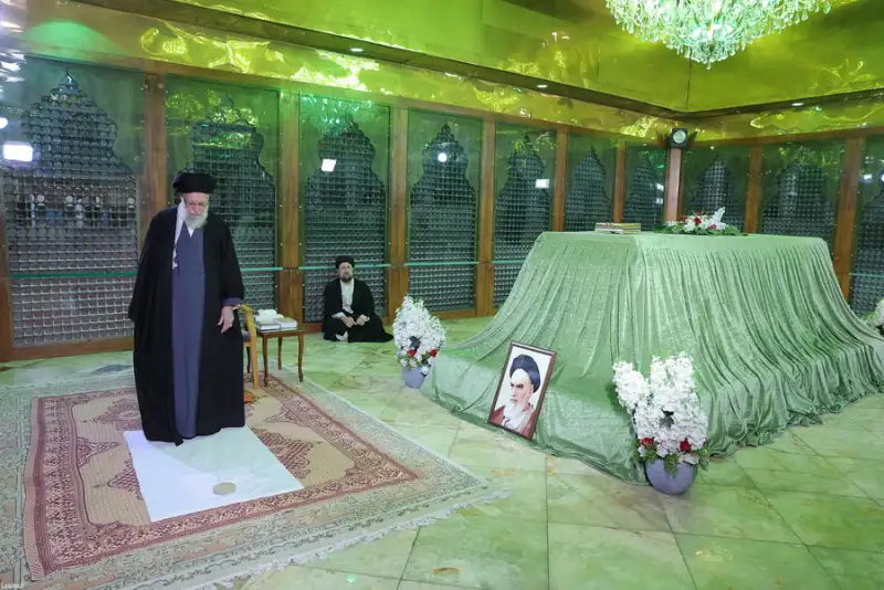 گزارش تصویری | حضور رهبر معظم انقلاب در مرقد بنیانگذار جمهوری اسلامی ایران