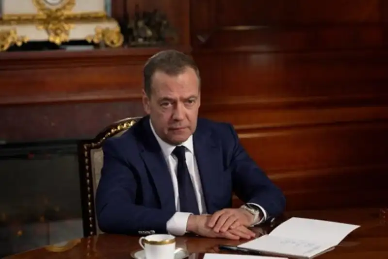 مدودف: قدرت در اروپا توسط گروهی از دیوانه‌ها قبضه شده است