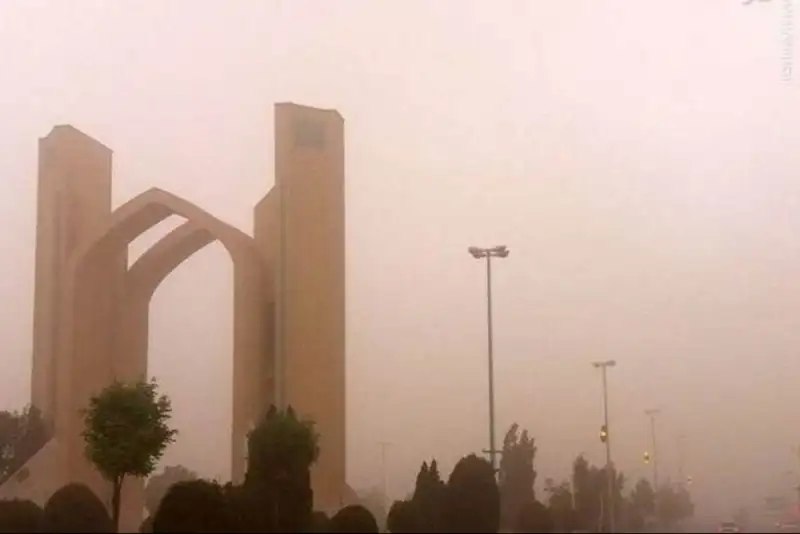 توفان با سرعت 129 کیلومتر بر ساعت، یزد را در نوردید