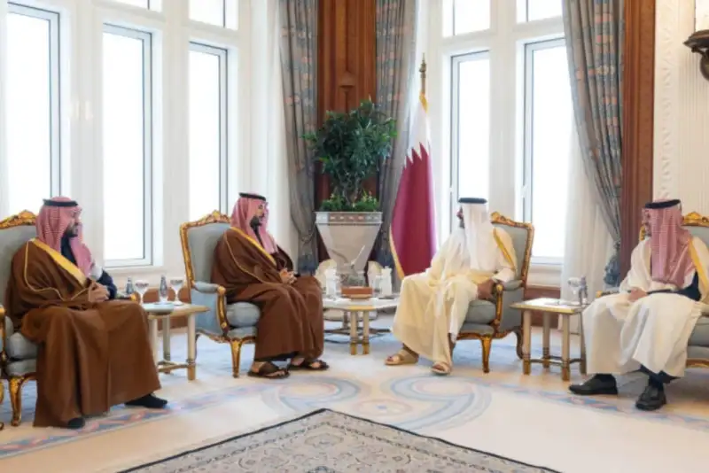 دیدار  وزیر دفاع عربستان با امیر قطر در دوحه