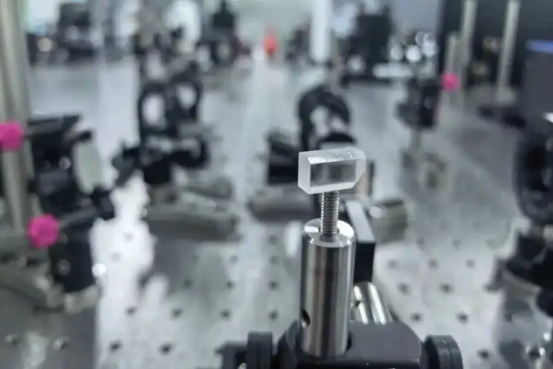 چین مرزهای نور را جابه‌جا کرد؛ ثبت رکورد جدید در کوتاه‌ترین لیزر حالت‌جامد