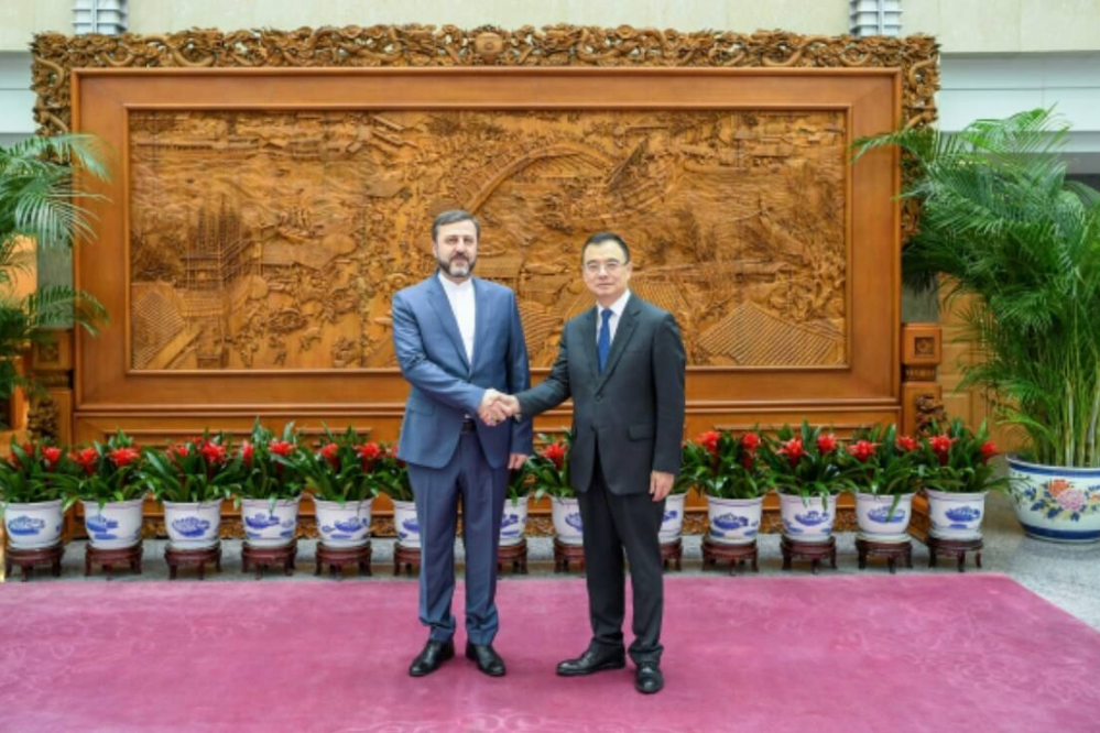 نائب وزير الخارجية الايراني يؤكد رغبة طهران في الحفاظ على التنسيق المستمر مع بكين