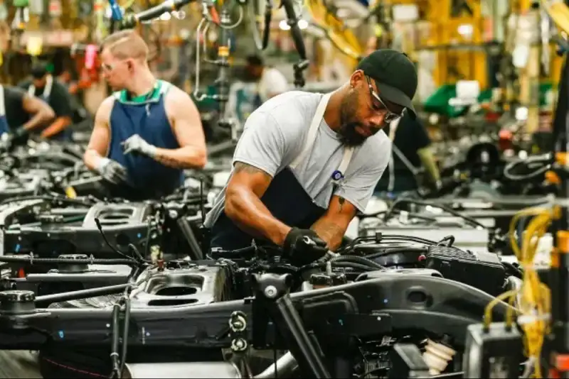 کانادا با طرح جدید، صنعت خودرو را از سلطه آمریکا آزاد می‌کند