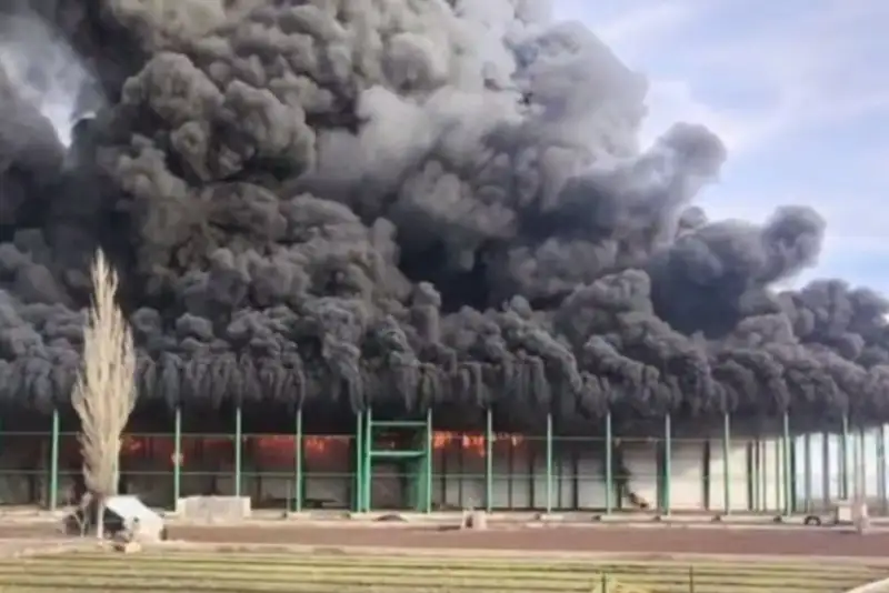آتش‌سوزی در سردخانه در حال احداث جاده اردبیل مغان/ حریق مهار شد