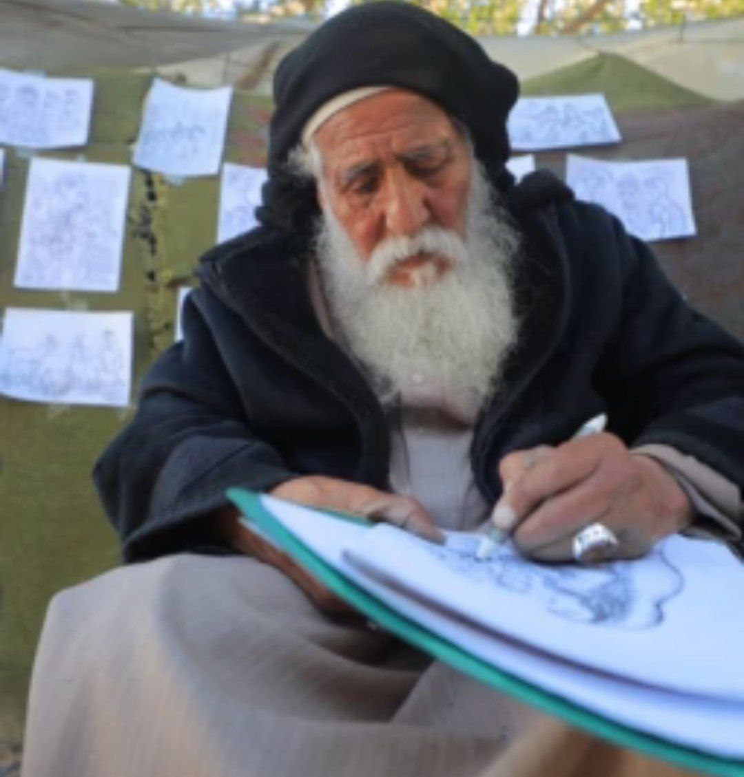 אמן פלסטיני בן 80 מספר סיפור של סבל והתנגדות מתוך אוהל בעזה.