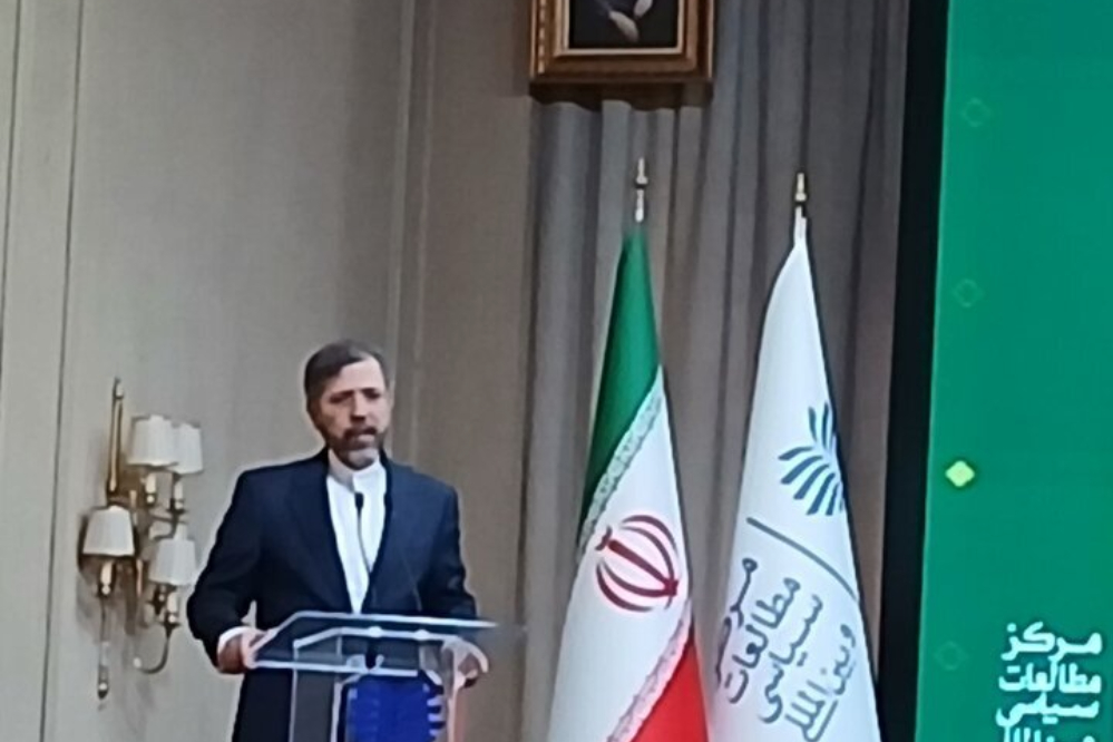 عراقجي يقدم جائزة السياسة الخارجية الإيرانية للعام