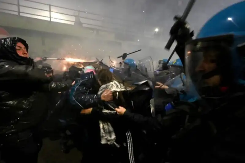 ملونی معترضان را دشمنان کشور خواند!