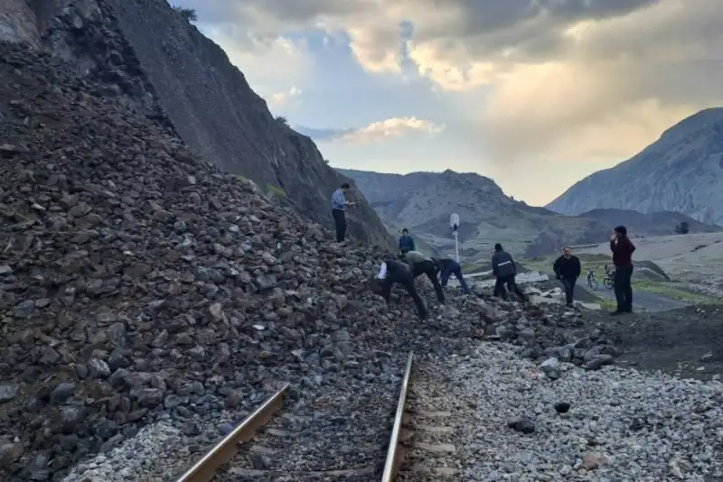 مسیر قطارها در شمال‌غرب مسدود شد